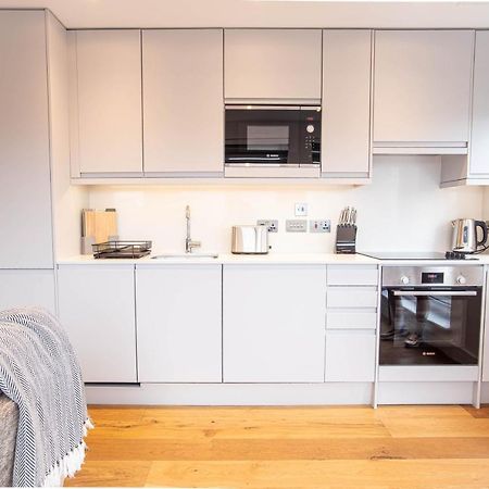 Two Bed Flat With Wrap Around Terrace Near Legoland, Windsor, Tube Station Apartment Slough Bagian luar foto