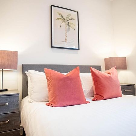 Two Bed Flat With Wrap Around Terrace Near Legoland, Windsor, Tube Station Apartment Slough Bagian luar foto