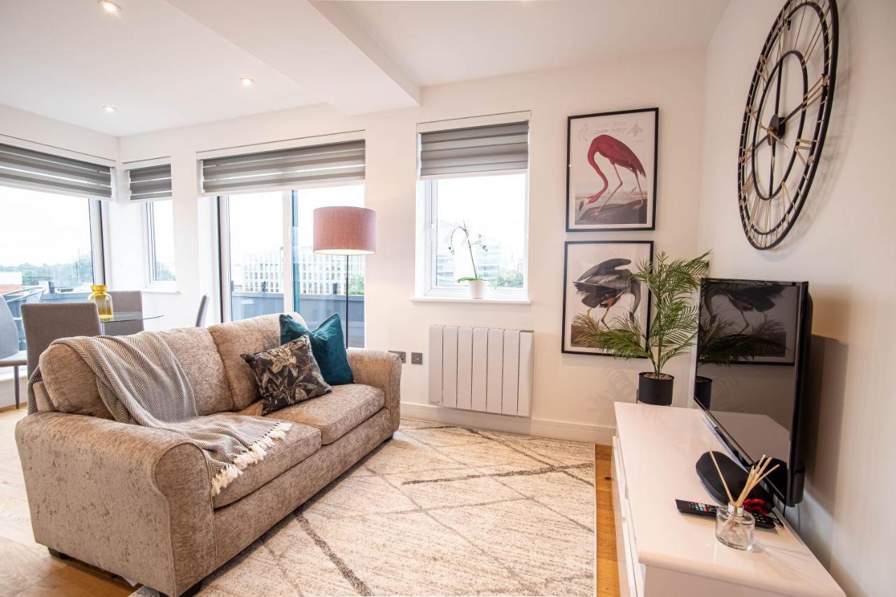 Two Bed Flat With Wrap Around Terrace Near Legoland, Windsor, Tube Station Apartment Slough Bagian luar foto
