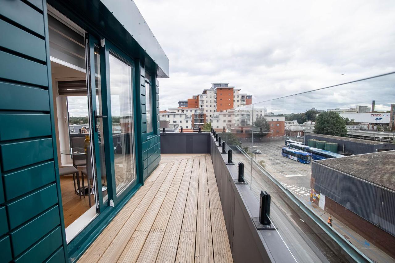 Two Bed Flat With Wrap Around Terrace Near Legoland, Windsor, Tube Station Apartment Slough Bagian luar foto