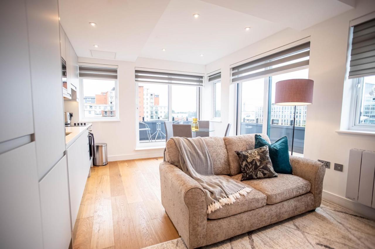 Two Bed Flat With Wrap Around Terrace Near Legoland, Windsor, Tube Station Apartment Slough Bagian luar foto