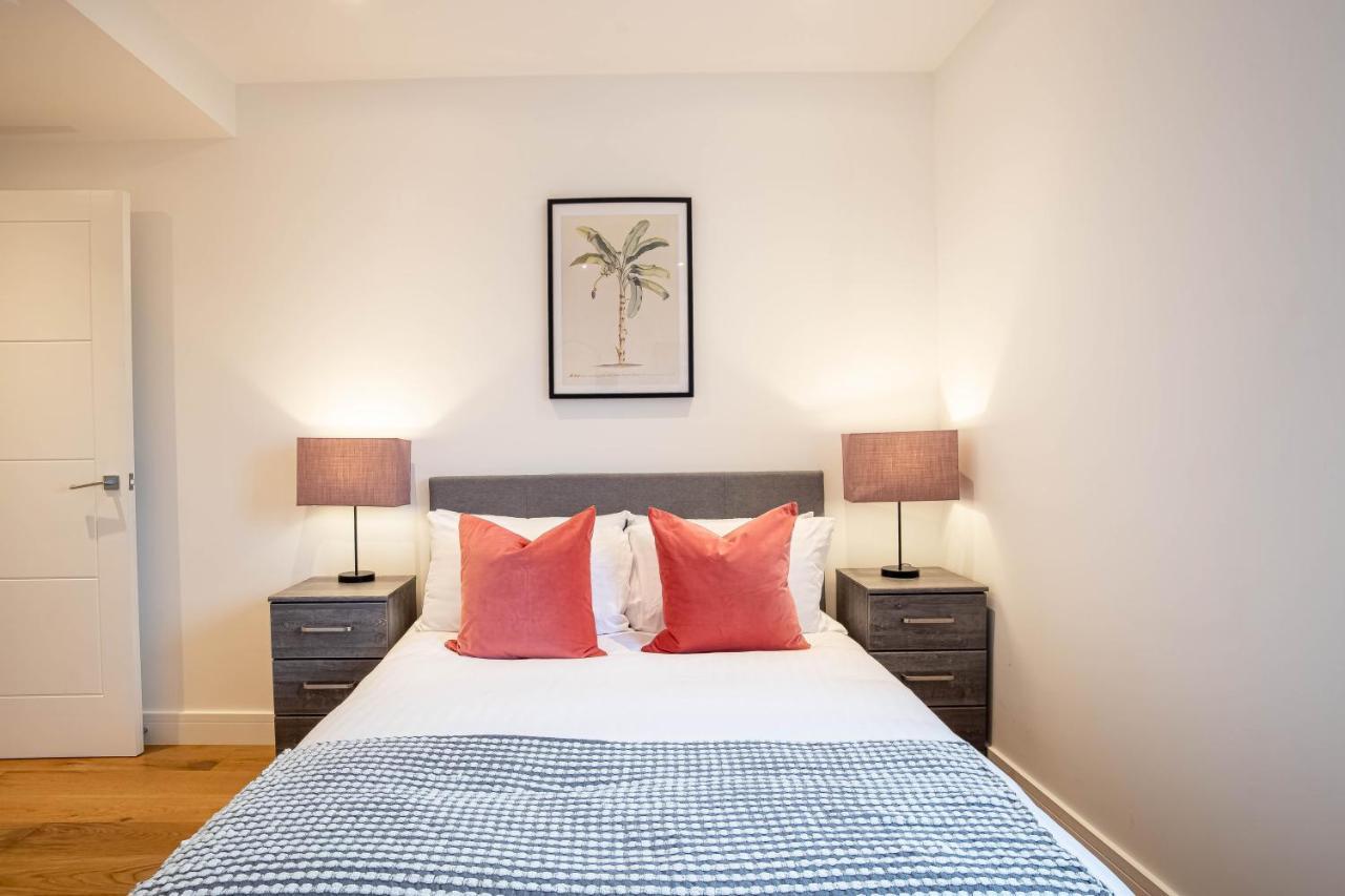 Two Bed Flat With Wrap Around Terrace Near Legoland, Windsor, Tube Station Apartment Slough Bagian luar foto