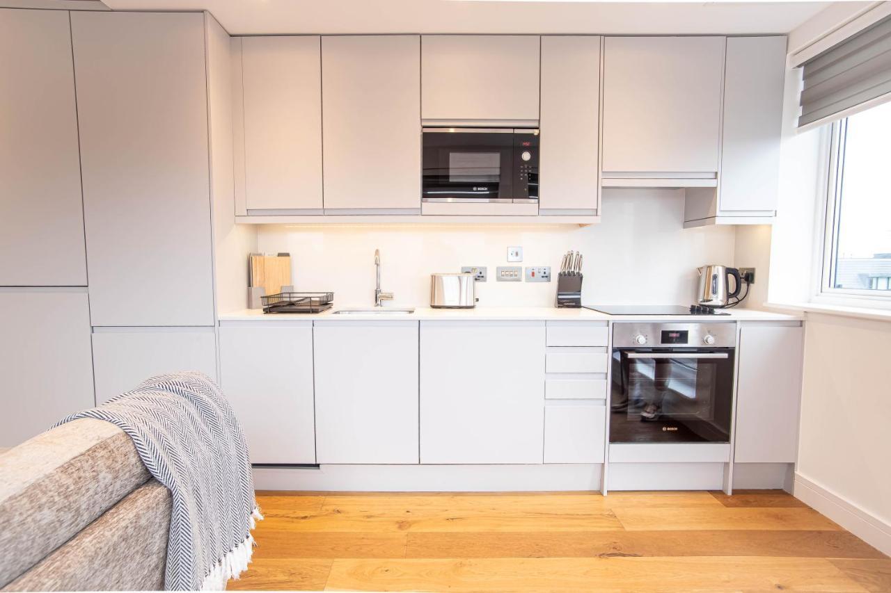 Two Bed Flat With Wrap Around Terrace Near Legoland, Windsor, Tube Station Apartment Slough Bagian luar foto