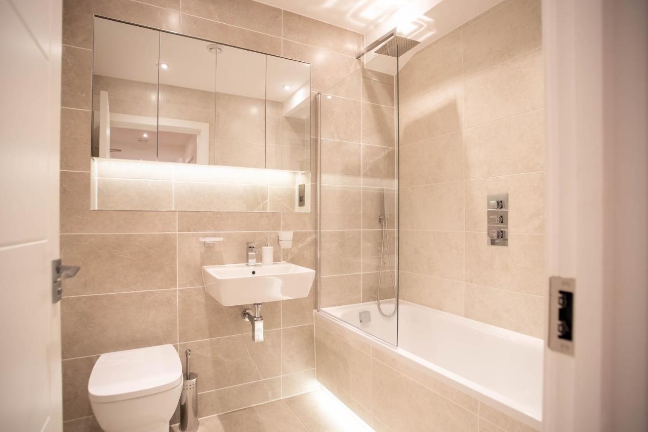 Two Bed Flat With Wrap Around Terrace Near Legoland, Windsor, Tube Station Apartment Slough Bagian luar foto